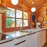 Cozy Coastal Cottage Retreat-By Traum Sindrup
