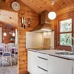 Cozy Coastal Cottage Retreat-By Traum Sindrup